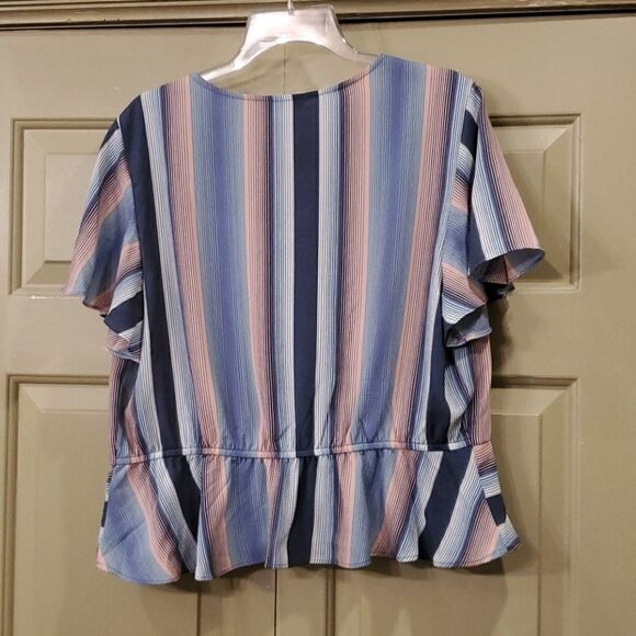 Candie's junior short sleeve wrap top - Picture 2 of 9